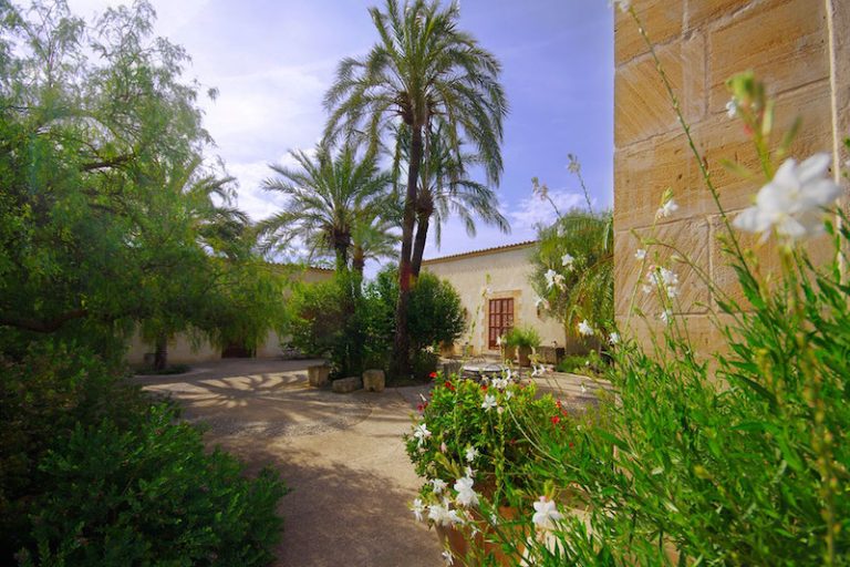 patio-finca-yoga-retreat-mallorca